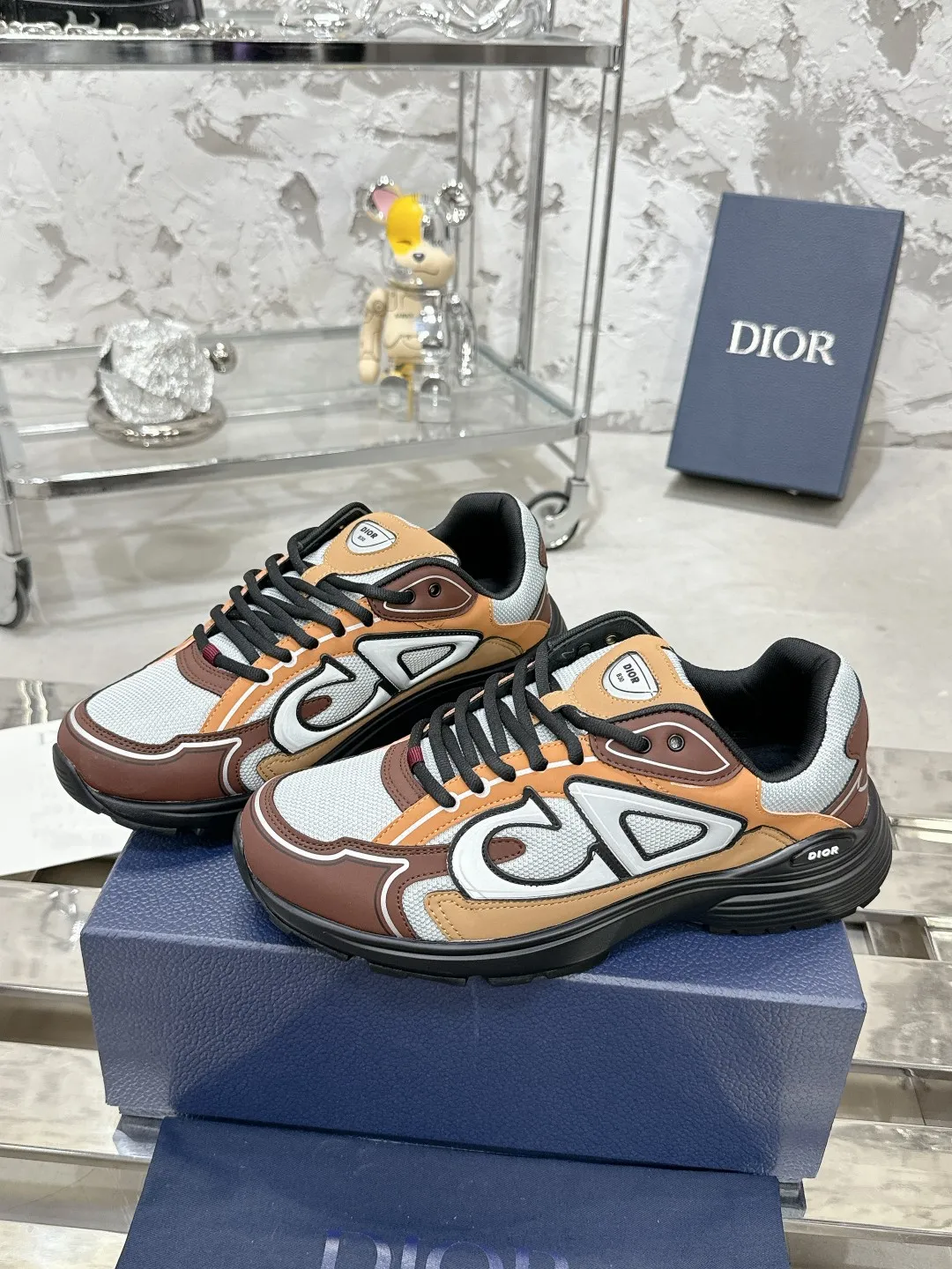 Men's men's shoes 💰600❤️❤️❤️High version Dior Dior's latest color matching B30 series reflective dad sneakers original 17380💰 purchased for development and production Brand new B30 sneakers Dad Shoes style shoes that follow the trend of the retro market The Dior logo on the tongue also indicates that this pair of shoes is the B30 model! B30 uses fine-textured leather and mesh cloth materials to form a shoe body. There are conspicuous letters CD on both sides of the shoe body to indicate identity. Many lines on the shoe body outline details to make the shoes look less monotonous and full of retro flavor. The delivery counter is exquisitely packaged🛍📦 ▪️Fabric: Original customized technical fabric + mesh ▪️Inner lining: Customized breathable lining ▪️Outsole: Original molded IP foam + TPU outsole ▪️Sole thickness: 3.5CM ▪️Size: Women’s size 35-40 / Men’s size 39-46